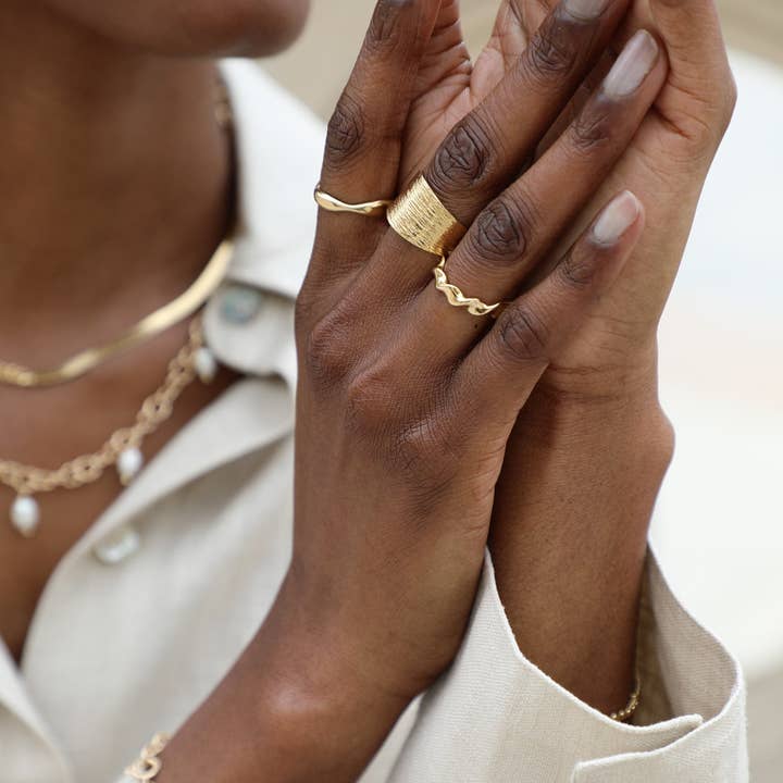 Waekura - Wholesale Cocktail/Statement Ring - Dana Ring Medium Model2