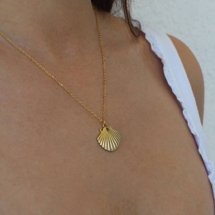 Caprice Paris - Wholesale Pendant/Charm Necklace - Fine Shell Necklace in Gold | Handmade Jewelry in France4